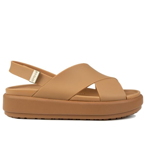 Sandały damskie do chodzenia Crocs BROOKLYN LUXE CROSS STRAP. Brązowe sandały Crocs, bez wzorów, sportowe, bez obcasa, bez zapięcia. W wyprzedaży za 269.00 zł.