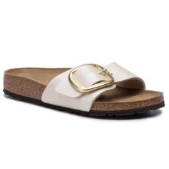Klapki Birkenstock. Brązowe klapki Birkenstock, bez wzorów, bez obcasa. Za 499.99 zł.