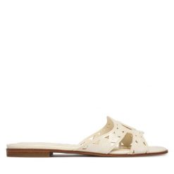 Klapki Guess. Białe klapki Guess, z aplikacjami, bez obcasa. Za 499.99 zł.