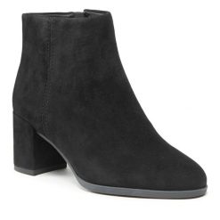 Botki Clarks. Czarne botki Clarks, bez wzorów, bez obcasa, na słupku, bez zapięcia. Za 589.99 zł.