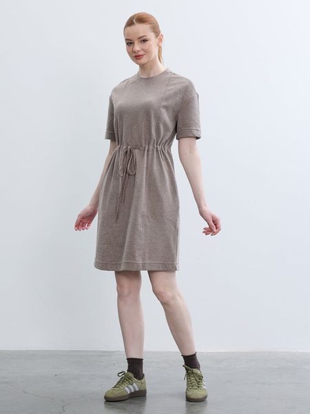 BGN Sukienka w kolorze beżowym rozmiar: 36. Brązowe sukienki BGN, bez wzorów, bez kołnierzyka, bez ramiączek, midi. Za 129.95 zł.