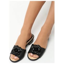 Czarne Klapki Flourish. Czarne klapki Born2be, z aplikacjami, z okrągłym noskiem, bez obcasa, na obcasie. Za 49.99 zł.
