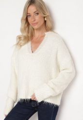 Jasnobeżowy Krótki Sweter z Wełną i Głębokim Dekoltem w Serek Savalithia. Brązowe swetry Born2be, na zimę, bez wzorów, z wełny, bez ramiączek. Za 149.99 zł.