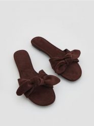 Klapki z kokardami - ciemnobrązowy. Brązowe klapki Reserved, bez wzorów, bez obcasa. Za 119.99 zł.