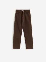 Jeansy straight z krótszą nogawką - brązowy. Brązowe jeansy Reserved, bez wzorów. Za 129.99 zł.