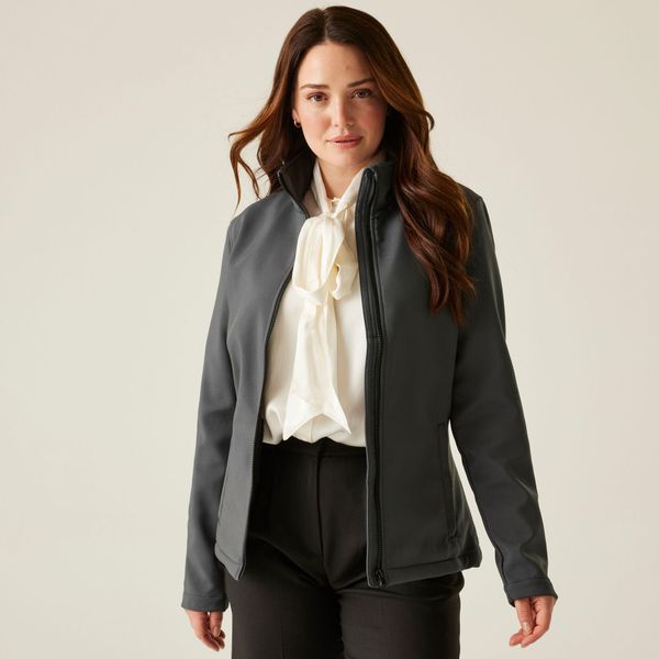 Softshell roboczy damski Ablaze. Szare kurtki sportowe Regatta, na jesień, bez wzorów, z softshellu, bez kaptura, trekkingowe. Za 199.99 zł.