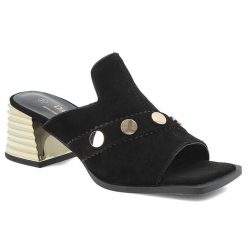 Klapki damskie S.Barski, ze skóry naturalnej z ozdobnymi złotymi nitami i efektownym obcasem, czarne, CR61-3143. Czarne klapki S.BARSKI, bez wzorów, ze skóry, bez obcasa, na obcasie. Za 319.00 zł.