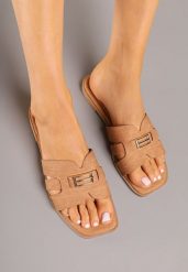Brązowe Klapki na Płaskiej Podeszwie z Elegancką Aplikacją Ellidella. Brązowe klapki Renee, z aplikacjami, bez obcasa, na płaskiej podeszwie. Za 49.99 zł.