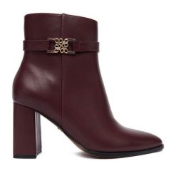 Botki Nine West. Czerwone botki Nine West, bez wzorów, bez obcasa, na słupku, bez zapięcia. Za 279.99 zł.