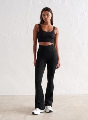Damskie legginsy bezszwowe, prążkowane, squat proof, dzwony, skrócone czarne. Czarne legginsy AIM'N, m, bez wzorów, z dzianiny, z podwyższonym stanem. Za 297.00 zł.