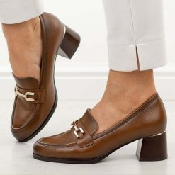 Brązowe półbuty damskie na obcasie Potocki 12784. Brązowe czółenka POTOCKI, z aplikacjami, z jeansu, z okrągłym noskiem, bez obcasa, na obcasie, bez zapięcia. Za 189.00 zł.