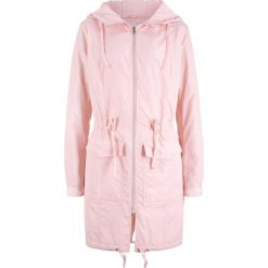 Płaszcz outdoorowy z kapturem, lekko ocieplany bonprix pastelowy jasnoróżowy. Czerwone płaszcze bonprix, bez wzorów, z kapturem. Za 149.99 zł.