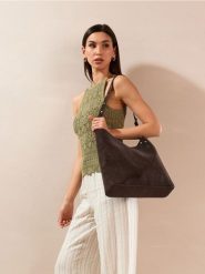 Torba hobo z imitacji skóry z ozdobnymi ćwiekami i kosmetyczką - brązowy. Brązowe kufry i kosmetyczki Sinsay, bez wzorów, ze skóry, bez dodatków. Za 59.99 zł.