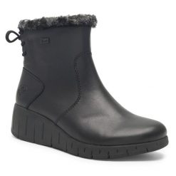 Botki Rieker. Czarne botki Rieker, bez wzorów, bez obcasa, na koturnie, bez zapięcia. Za 263.99 zł.