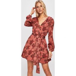 Glamorous - Sukienka. Czerwone sukienki Glamorous, na co dzień, l, bez wzorów, z poliesteru, casualowe, bez kołnierzyka, bez ramiączek, maxi, proste. Za 199.90 zł.