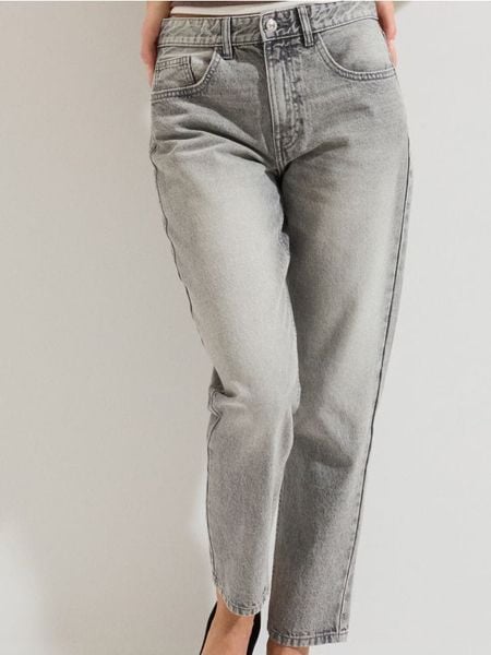 Klasyczne jeansy mom fit - szary. Szare jeansy Sinsay, bez wzorów. W wyprzedaży za 39.99 zł.