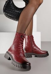 Bordowe Rockowe Botki Workery Zdobione Nitami Eratila. Czerwone botki Renee, z aplikacjami, z jeansu, bez obcasa, na płaskiej podeszwie, bez zapięcia. Za 189.99 zł.