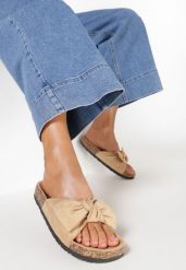 Ciemnobeżowe Klapki Nesariye. Brązowe klapki Born2be, bez wzorów, bez obcasa, na płaskiej podeszwie. Za 59.99 zł.