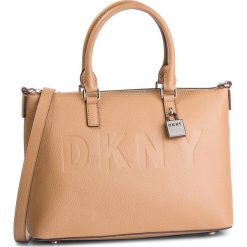Torebka DKNY - Commuter Tz Satchel R84DA892 Latte 263. Brązowe torebki klasyczne DKNY, z aplikacjami, ze skóry, zdobione, bez dodatków. W wyprzedaży za 639.00 zł.