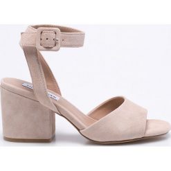 Steve Madden - Sandały Debbie. Sandały Steve Madden, bez wzorów, z materiału, z okrągłym noskiem, bez obcasa, na obcasie, bez zapięcia. W wyprzedaży za 269.90 zł.