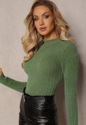 Zielony Prążkowany Sweter z Wełną i Dłuższym Włosiem Izarina. Zielone swetry Renee, bez wzorów, z dzianiny, bez ramiączek. Za 59.99 zł.