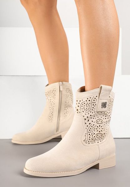 Beżowe Botki Kowbojki Ażurowe Efaliria. Brązowe botki Renee, w ażurowe wzory, bez obcasa, na płaskiej podeszwie, bez zapięcia. Za 129.99 zł.