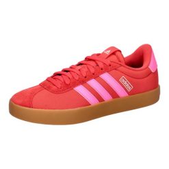 Kapcie ADIDAS VL COURT 3.0 Czerwony. Czerwone obuwie domowe Adidas, bez wzorów, z tkaniny, bez zapięcia. Za 275.00 zł.