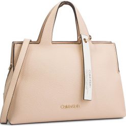 Torebka CALVIN KLEIN - Neat Tote K60K605059 064. Brązowe torebki klasyczne Calvin Klein, bez wzorów, ze skóry ekologicznej, bez dodatków. W wyprzedaży za 459.00 zł.