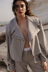 Krótka marynarka z wiskozą w kolorze SZARYM - LUKSOR. Szare marynarki i żakiety Marsala, bez wzorów, z elastanu, eleganckie. W wyprzedaży za 234.95 zł.