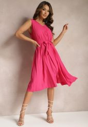 Fuksjowa Plisowana Sukienka Midi z Plisami na Dole i Paskiem w Talii Wrensilva. Czerwone sukienki Renee, l, bez wzorów, z materiału, eleganckie, bez kołnierzyka, bez ramiączek, midi, rozkloszowane. Za 39.99 zł.