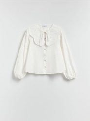 Koszula z ozdobnym kołnierzem - biały. Białe koszule Reserved, l, bez wzorów, z bawełny, bez kołnierzyka, bez ramiączek. Za 139.99 zł.