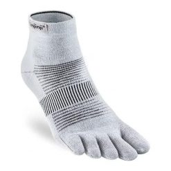 Skarpetki Injinji Lightweight Mini-Crew. Niebieskie skarpety Injinji, bez wzorów, ze skóry. Za 132.00 zł.