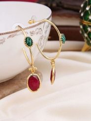 Pierres de Jade Pozłacane kolczyki-półkreole z agatami rozmiar: onesize. Czerwone kolczyki Pierres de Jade, z agatem, pozłacane. Za 60.99 zł.