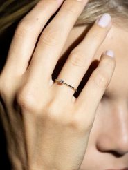 DIAMANTA Złoty pierścionek "Pure" z diamentem rozmiar: 56. Szare pierścionki DIAMANTA, z diamentem, złote. Za 748.50 zł.