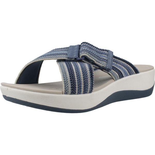 Sandały CLARKS 26177190C Niebieski. Niebieskie sandały Clarks, bez wzorów, z tkaniny, bez obcasa, bez zapięcia. Za 134.99 zł.