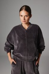 WELUROWA BLUZA NELLI ANTRACYT L - Flawless. Szare bluzy Flawless, l, bez wzorów, z materiału, bez kaptura. Za 345.00 zł.