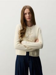 Kardigan z kokardami - kremowy. Białe kardigany Reserved, l, bez wzorów, z dzianiny. W wyprzedaży za 119.99 zł.
