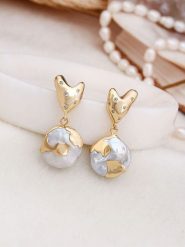 Pierres de Jade Pozłacane kolczyki-wkrętki z perłami i cyrkoniami rozmiar: onesize. Białe kolczyki Pierres de Jade, z cyrkonią, pozłacane. Za 39.99 zł.