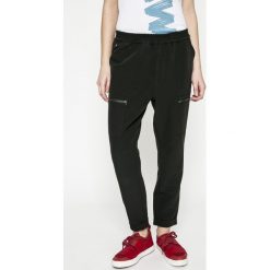 G-Star Raw - Spodnie. Czarne spodnie materiałowe G-Star Raw, na co dzień, bez wzorów, z poliesteru, z podwyższonym stanem. W wyprzedaży za 189.90 zł.
