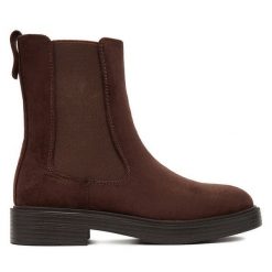 Sztyblety JENNY. Brązowe botki Jenny, bez wzorów, bez obcasa, na płaskiej podeszwie, bez zapięcia. Za 159.99 zł.