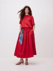 Skórzane sandały na obcasie - czerwony. Czerwone sandały Reserved, bez wzorów, ze skóry, bez obcasa, na obcasie, bez zapięcia. Za 199.99 zł.