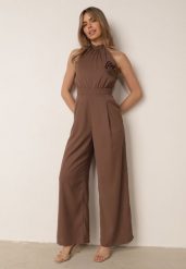 Brązowy Kombinezon Elegancki z Broszką Różą 3D i Dekoltem Halter Thaelima. Brązowe sukienki Born2be, na co dzień, m, bez wzorów, eleganckie, bez kołnierzyka, bez ramiączek, kopertowe. Za 159.99 zł.