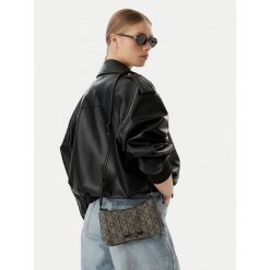 Torebka Calvin Klein. Czarne listonoszki Calvin Klein, bez wzorów, bez dodatków. Za 289.99 zł.