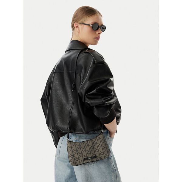 Torebka Calvin Klein. Czarne listonoszki Calvin Klein, bez wzorów, bez dodatków. Za 289.99 zł.