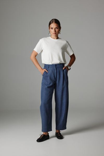 SPODNIE BARREL PABLO DENIM M - Flawless. Niebieskie spodnie materiałowe Flawless, do pracy, m, bez wzorów, z denimu, z podwyższonym stanem. Za 589.00 zł.