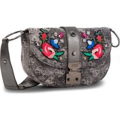 Torebka GUESS - HWDM69 92180 BLD. Szare listonoszki Guess, z aplikacjami, z materiału, bez dodatków. W wyprzedaży za 349.00 zł.