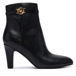 Botki Guess. Czarne botki Guess, z aplikacjami, bez obcasa, na słupku, bez zapięcia. Za 764.99 zł.