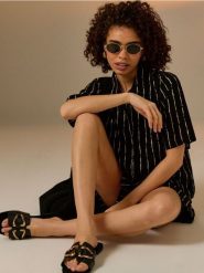 Klapki z wkładką ze skórą naturalną - czarny. Czarne klapki Sinsay, bez wzorów, ze skóry, bez obcasa. Za 39.99 zł.