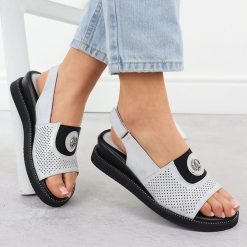 Sandały damskie na podwyższeniu z gumą srebrne Jezzi RMR2267-2. Szare sandały Jezzi, bez wzorów, z gumy, eleganckie, bez obcasa, bez zapięcia. Za 149.99 zł.