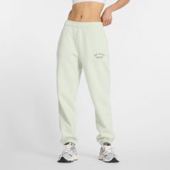 Spodnie damskie New Balance WP43500NUM – miętowe. Zielone spodnie dresowe New Balance, m, z aplikacjami, z bawełny. Za 149.99 zł.